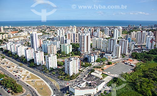  Assunto: Vista aérea do bairro de Imbuí, com a Avenida Jorge Amado em primeiro plano  / Local:  Salvador - Bahia - BA  / Data: 01/2011 
