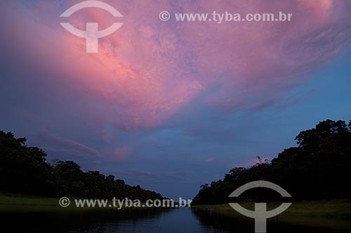 Assunto: Pôr-do-sol em um canal natural do lago Mamirauá, na Reserva de Desenvolvimento Sustentável Mamirauá  / Local:  Amazonas - AM - Brasil  / Data: 2007 