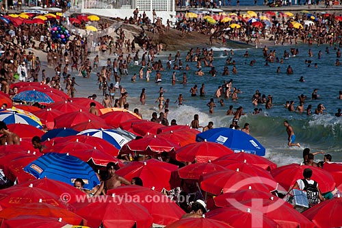  Assunto: Guarda-sóis na praia lotada de gente do Arpoador  / Local:  Ipanema - Rio de Janeiro - RJ  / Data: 01/2011 