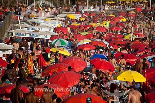  Assunto: Guarda-sóis na praia lotada de gente do Arpoador  / Local:  Ipanema - Rio de Janeiro - RJ  / Data: 01/2011 