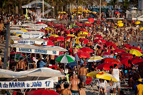  Assunto: Guarda-sóis na praia lotada de gente do Arpoador  / Local:  Ipanema - Rio de Janeiro - RJ  / Data: 01/2011 