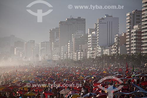  Assunto: Guarda-sóis na praia lotada de gente do Arpoador com prédios ao fundo  / Local:  Ipanema - Rio de Janeiro - RJ  / Data: 01/2011 