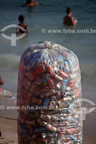  Assunto: Saco com latas de alumínio na Praia do Arpoador  / Local:  Ipanema - Rio de Janeiro - RJ  / Data: 02/2011 