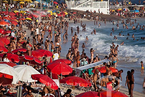  Assunto: Guarda-sóis na praia lotada de gente do Arpoador  / Local:  Ipanema - Rio de Janeiro - RJ  / Data: 02/2011 