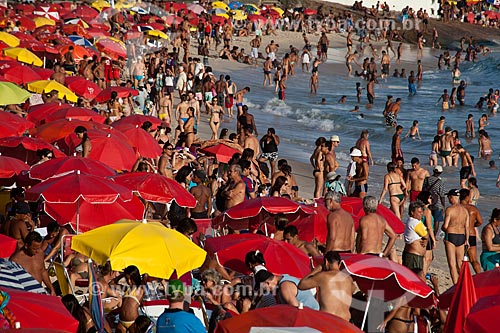  Assunto: Guarda-sóis na praia lotada de gente do Arpoador  / Local:  Ipanema - Rio de Janeiro - RJ  / Data: 02/2011 