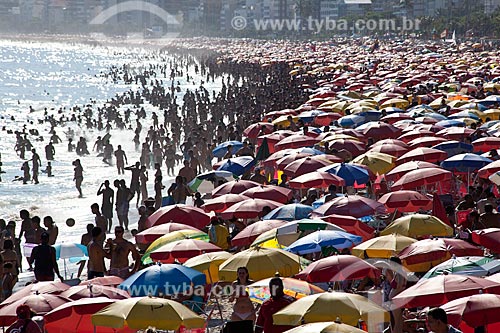  Assunto: Guarda-sóis na praia lotada de gente do Arpoador  / Local:  Ipanema - Rio de Janeiro - RJ  / Data: 02/2011 