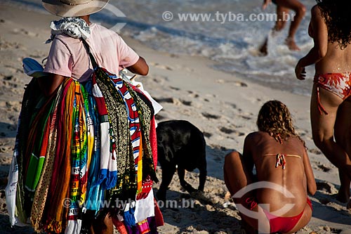 Assunto: Vendedor ambulante na Praia do Arpoador  / Local:  Ipanema - Rio de Janeiro - RJ  / Data: 02/2011 