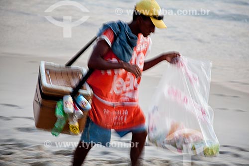  Assunto: Vendedor ambulante na Praia do Arpoador  / Local:  Ipanema - Rio de Janeiro - RJ  / Data: 02/2011 