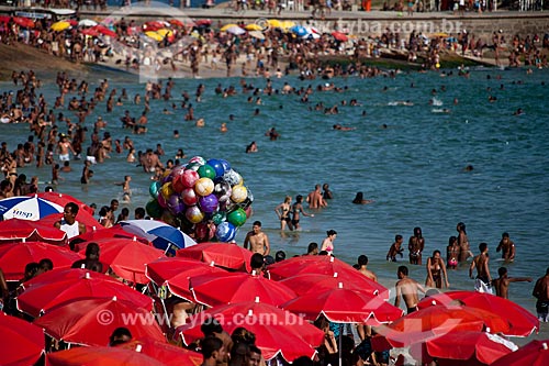  Assunto: Guarda-sóis na praia lotada de gente do Arpoador  / Local:  Ipanema - Rio de Janeiro - RJ  / Data: 01/2011 