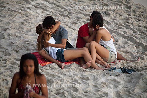  Jovens namorando na praia  - Rio de Janeiro - Rio de Janeiro - Brasil