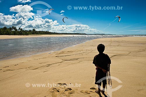  Assunto: Criança assistindo treino de kitesurf na foz do Rio Caraíva  / Local:  Caraíva - Bahia - BA - Brasil  / Data: 07/2008 