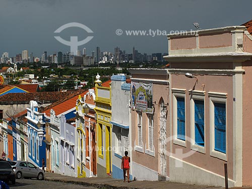  Assunto: Casario colonial  da ladeira da Misericórdia com a cidade de Recife ao fundo / Local: Olinda - Pernambuco - PE - Brasil  / Data: 03/2011 