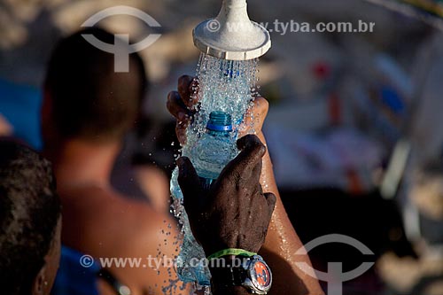  Assunto: Banhista enchendo uma garrafa de água no chuveiro da Praia do Arpoador / Local: Rio de Janeiro - RJ - Brasil  / Data: 02/2011 