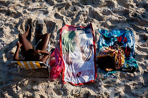  Assunto: Banhista sentada na Praia do Arpoador  / Local: Rio de Janeiro - RJ - Brasil  / Data: 02/2011 