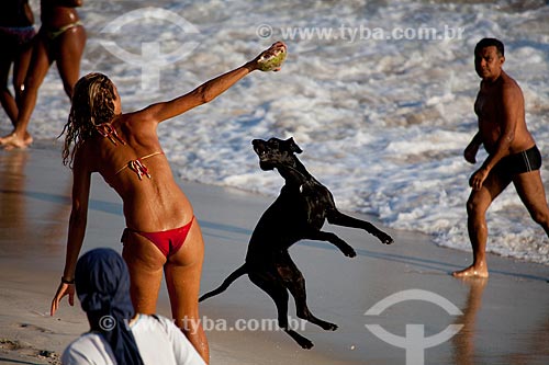  Assunto: Mulher brincando com cachorro na Praia do Arpoador  / Local: Rio de Janeiro - RJ - Brasil  / Data: 02/2011 
