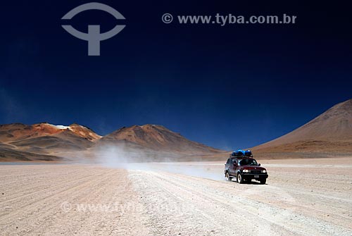  Assunto: Carro atravessando deserto de Siloli  Montanha das sete cores - Caminho para o Salar de Uyuni / Local: Bolívia - América do Sul / Data: 01/2011 