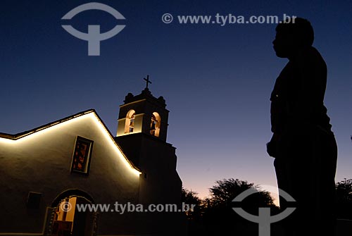  Assunto: Homem em frente a Igreja de São Pedro de Atacama - Norte do Chile / Local: Chile - América do Sul / Data: 01/2011 