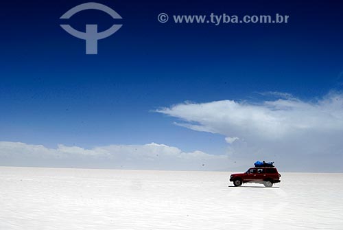 Assunto: Carro cruzando o Salar de Uyuni Maior planície salgada do mundo http: / Local: Bolívia - América do Sul / Data: 01/2011 