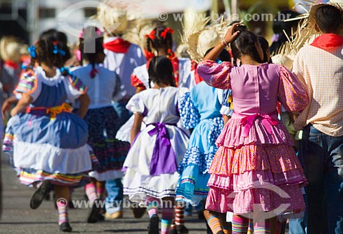  Assunto: Crianças dançando quadrilha / Local: Pirapora - Minas Gerais - MG - Brasil / Data: 05/2006 