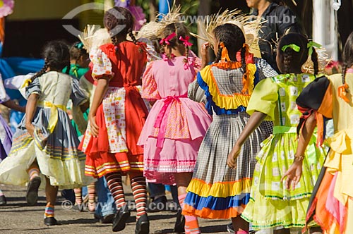  Assunto: Meninas dançando quadrilha / Local: Pirapora  -  Minas Gerais  -  MG  -  Brasil / Data: 05/2006 