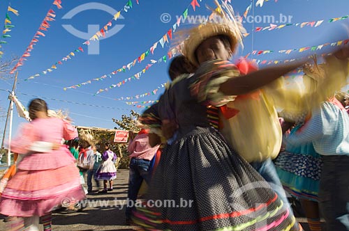  Assunto: Crianças dançando quadrilha / Local: Pirapora  -  Minas Gerais  -  MG  -  Brasil / Data: 05/2006 