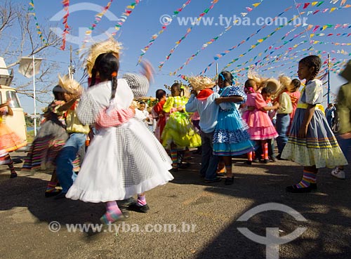  Assunto: Crianças dançando quadrilha / Local: Pirapora  -  Minas Gerais  -  MG  -  Brasil / Data: 05/2006 