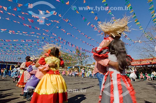 Assunto: Crianças dançando quadrilha / Local: Pirapora  -  Minas Gerais  -  MG  -  Brasil / Data: 07/2006 