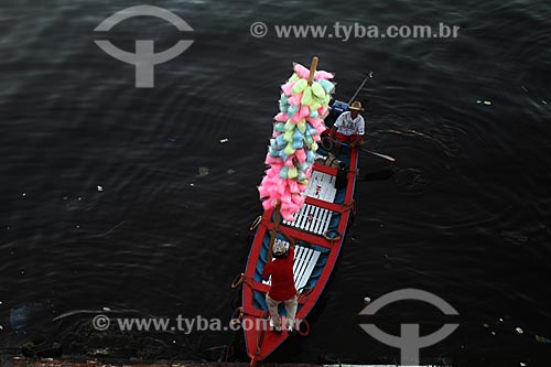 Assunto: Vista áerea de vendedor de algodão doce atravessando o Rio Negro de barco / Local: Manaus - Amazonas (AM) - Brasil  / Data: 03/2011 