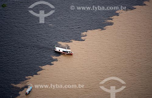  Assunto: Barcos próximos a confluência do Rio Negro com o Rio Solimões / Local: Manaus - Amazonas (AM) - Brasil  / Data: 02/2008 