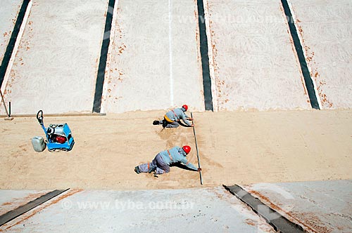  Assunto: Homens trabalhando no canal de irrigação - Projeto de Integração do Rio São Francisco com as bacias hidrográficas do Nordeste Setentrional  / Local: Floresta - Pernambuco (PE) - Brasil / Data: 08/2010 