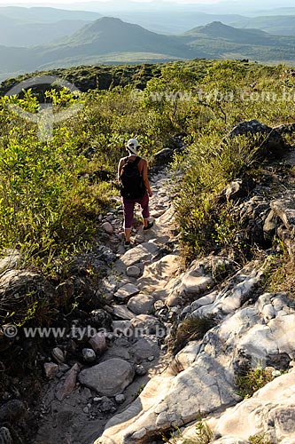  Assunto: Mulher caminhando em trilha para chachoeira da Fumaça na Chapada Diamantina / Local: Bahia (BA) - Brasil / Data: 02/2011 