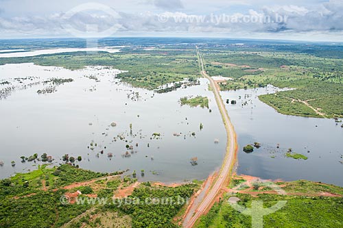  Assunto: Vista áerea da rodovia BR 010 passando sobre aterro no lago formado pela Usina Hidrelétrica de Estreito / Local: Estreito - Maranhão (MA) - Brasil / Data: 21/03/2011 