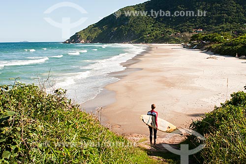  Assunto: Surfista caminhando na Praia da Solidão / Local: Florianópolis - Santa Catarina (SC) - Brasil / Data: 05/04/2011 