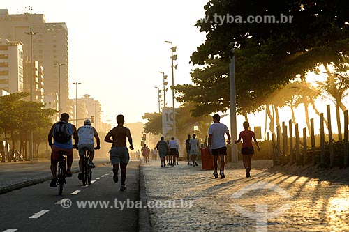  Assunto: Pessoas fazendo atividade física na praia de Ipanema   -   Posto 10 / Local: Rio de Janeiro   (  RJ  )     -   Brasil / Data: 02/2011 