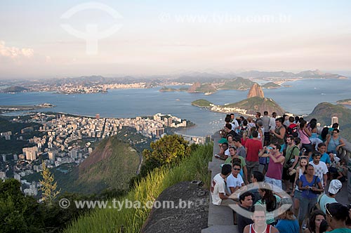  Assunto: Turistas no mirante do Corcovado observando o Pão de Açúcar e a Baía de Guanabara / Local: Rio de Janeiro  -   Rio de Janeiro (RJ)  -  Brasil  / Data: Fevereiro de 2010 