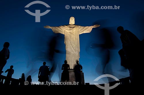  Assunto:  Turistas visitando o Cristo Redentor ao entardecer / Local: Rio de Janeiro  -  Rio de Janeiro  -  Brasil / Data: Fevereiro de 2010 