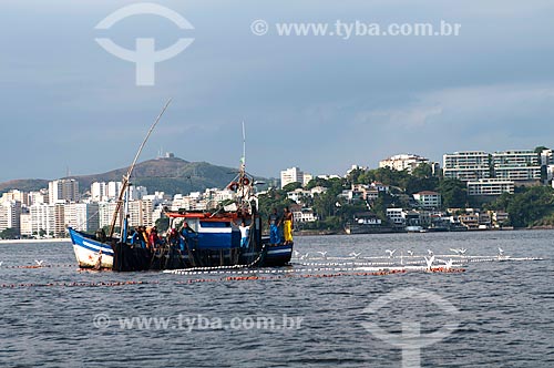  Assunto: Barco de pesca na Baía de Guanabara com Niterói ao fundo / Local: Niterói -   Rio de Janeiro (RJ)  -  Brasil  / Data: 02/2011 