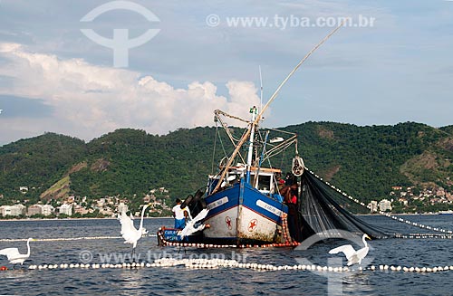  Assunto: Barco de pesca na Baía de Guanabara com Niterói ao fundo / Local: Niterói -   Rio de Janeiro (RJ)  -  Brasil  / Data: 02/2011 