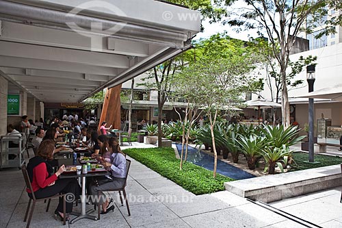  Assunto: Pessoas almoçando na praça de alimentação da Brascan Open Mall / Local: Itaim Bibi - São Paulo (SP) - Brasil / Data: 03/2011 