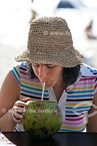  Assunto: Mulher tomando água de côco - DC nº 89  / Local: Rio de Janeiro (RJ) - Brasil / Data: 04/2011 