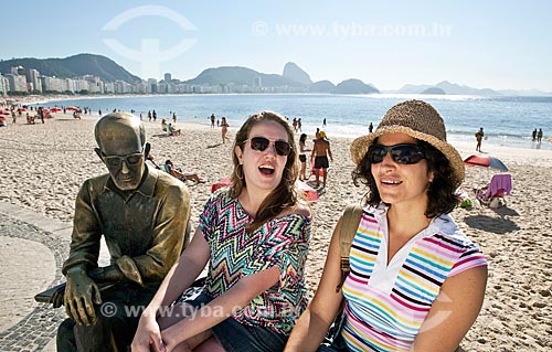  Assunto: Amigas sentadas ao lado da estátua do poeta Carlos Drummond de Andrade - DC nº 89 e nº 90 / Local: Rio de Janeiro (RJ) - Brasil / Data: 04/2011 
