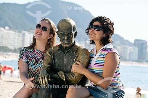  Assunto: Amigas sentadas ao lado da estátua do poeta Carlos Drummond de Andrade - DC nº 89 e nº 90 / Local: Rio de Janeiro (RJ) - Brasil / Data: 04/2011 