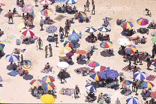  Assunto: Banhistas na praia de Copacabana / Local: Rio de Janeiro (RJ) - Brasil / Data: Década de 90 