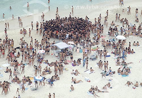  Assunto: Multidão reunida para ver mulher fazendo topless na Praia de Ipanema na altura do Posto 9 / Local: Ipanema - Rio de Janeiro (RJ) - Brasil  / Data: Década de 80 