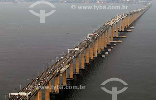  Assunto: Vista aérea da ponte Rio-Niterói / Local: Rio de Janeiro (RJ) - Brasil / Data: 01/2011  