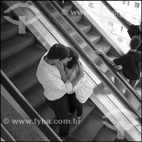  Assunto: Casal se beijando no Botafogo Praia Shopping / Local: Rio de Janeiro (RJ) - Brasil / Data: 03/2011 