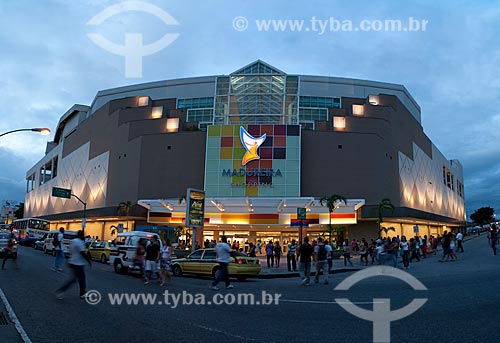  Assunto: Fachada do Madureira Shopping iluminada à noite / Local: Madureira - Rio de Janeiro  (RJ) - Brasil / Data: 03/2011 