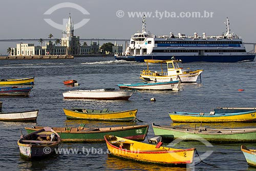  Barcos e Barca (barcaça) que faz o transporte de passageiros entre as cidades do Rio de Janeiro e Niterói,  a Ilha Fiscal e a Ponte Rio - Niterói ao fundo  - Rio de Janeiro - Rio de Janeiro - Brasil