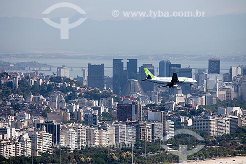  Assunto: Avião sobrevoando cidade do Rio de Janeiro com prédios da Praia do Flamengo e Centro  / Local: Rio de Janeiro - RJ - Brasil / Data: 10/2010 