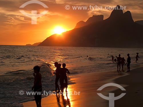 Assunto: Pôr do sol visto da Praia de Ipanema - Pedra da Gávea e Morro Dois Irmãos ao fundo / Local: Rio de Janeiro - RJ - Brasil / Data: 02/2010 